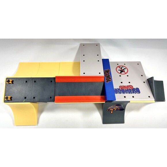 Tech Deck Spin Master Mixed Lot of Skate Park Ramps and Boards with Accessories - Picture 15 of 15